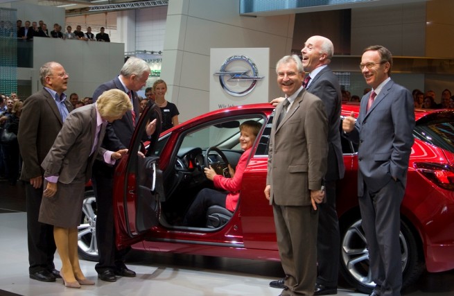 Angela Merkel in noul Opel Astra (sursa - api.ning.com)