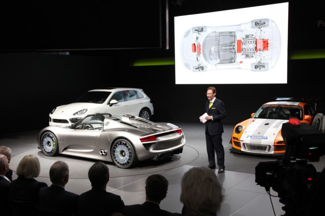 Standul Porsche de la Salonul Auto de la Geneva (sursa - 0-100.ro)