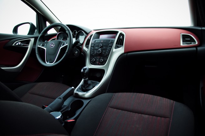 Interior Opel Astra (sursa - 0-100.ro)
